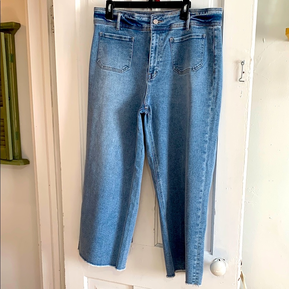 NWOT- Mica pipe leg rough hem capris